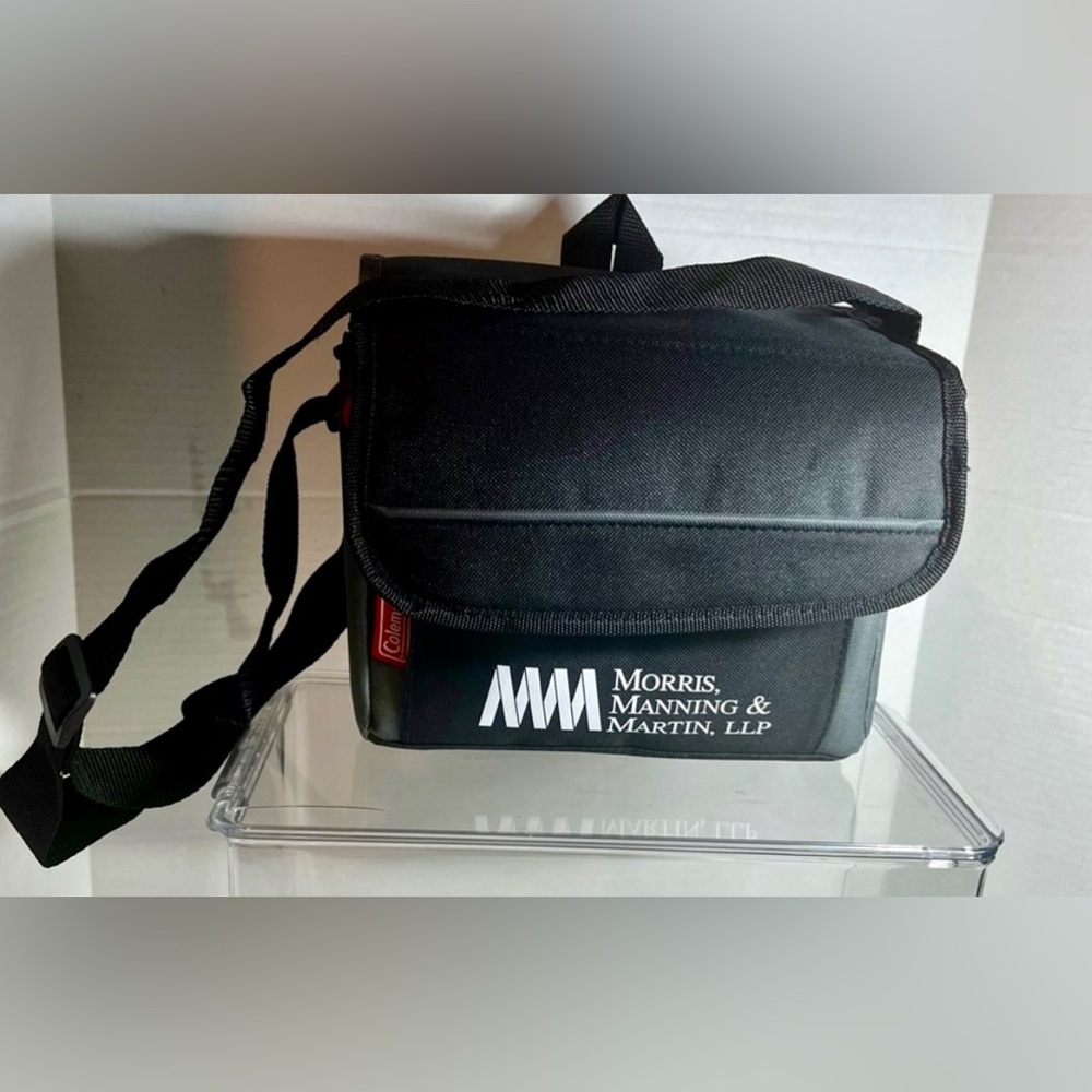 (BRAND NEW) INSULATED BRANDED LUNCH BAG - BLACK W/ADJUSTABLE STRAP (NWOT)